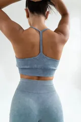Top deportivo celeste con espalda estilo nadador y banda elástica en el bajo busto.