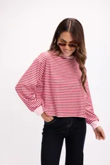 Remera de manga larga con diseño a rayas horizontales en color rojo y rosa, cuello redondo y puños elásticos.