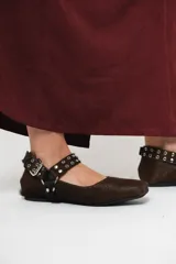 Balerinas de cuero de pelo color chocolate, con punta cuadrada, hebilla y detalles metálicos en el empeine y talón.