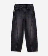 Pantalón de jean corte super baggy, de color azul claro con efecto lavado. Presenta un diseño de pierna ancha con costuras laterales destacadas con detalles deshilachados y bolsillos funcionales.
