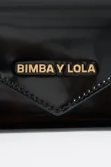 Monedero-tarjetero negro charolado con solapa y cierre a presión. Exterior personalizado con logo metálico dorado.