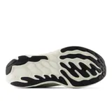 Championes New Balance Vongo V6 para mujer, color verde claro con detalles en naranja y violeta.