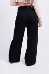 Pantalón negro de jean, corte wide leg.