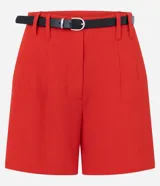 Short sastrero rojo de talle alto, con pinzas delanteras, cierre oculto y bolsillos traseros. Incluye un cinturón delgado de poliuretano.
