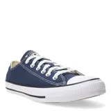 Championes Converse modelo Chuck Taylor All Star de corte bajo, confeccionados en lona color azul marino con puntera y suela de goma blanca.