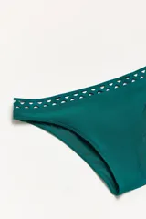 Conjunto de bikini color verde azulado con diseño de cortes láser decorativos en los bordes del corpiño y la bombacha. El corpiño es de estilo triangular con tirantes anchos y la bombacha es de corte clásico.