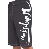 Boardshort de baño Quiksilver modelo Surfsilk de 22 pulgadas, color negro con costuras a contratono y estampa lateral grande con la marca. Cuenta con cintura fija con cordón de ajuste.