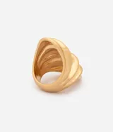 Anillo maxi de metal dorado con diseño orgánico y volúmenes superpuestos en relieve.
