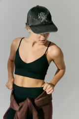 Top deportivo negro de morley con escote en V y tirantes regulables.