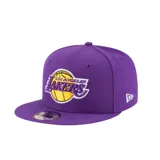 Gorro New Era color violeta con el logo de Los Angeles Lakers bordado en el frente y el logo de New Era en el lateral. Gorra de visera plana.