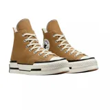 Championes Converse de caña alta con plataforma, confeccionados en lona color beige. Presentan suela de goma con diseño texturizado en la puntera y detalles de líneas negras en el contorno.