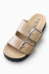 Sandalias de plataforma Bettina modelo Birky, color beige con textura símil serpiente y doble tira ancha con hebillas metálicas plateadas. Plantilla anatómica y suela dentada negra.
