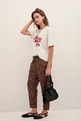Pantalón de corte recto y tiro medio con estampado de leopardo, confeccionado en mezcla de poliéster y elastano.
