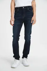 Jeans Levi's modelo 510 Skinny Fit, en tono azul oscuro con efecto desgastado y costuras en contraste color ocre. Cuenta con diseño de tiro medio y corte ajustado desde la cintura hasta los tobillos.