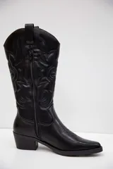Bota texana de caña media en color negro, con diseño bordado y terminación lisa. Presenta punta fina, taco medio ancho y cierre lateral interno.
