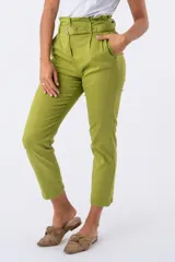 Pantalón de corte recto y tiro alto, color verde, con cintura elástica fruncida y cinturón ajustable con hebilla metálica. Presenta bolsillos laterales y un diseño versátil que permite un estilo tanto casual como formal.