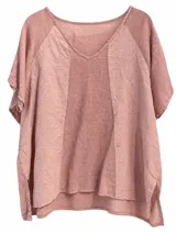 Blusa rosada de manga corta con escote en V y paneles laterales con sutil bordado de motivos florales y vegetales. Diseño holgado.
