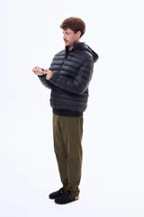 Campera puffer con capucha, cierre frontal y diseño acolchado horizontal.