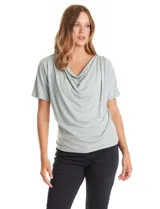 Remera de modal con cuello volcado y mangas cortas, de corte holgado y caída fluida.