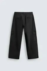 Pantalón cargo de corte relajado confeccionado en tejido de algodón con elasticidad. Presenta bolsillos laterales tipo cargo con solapa en las perneras, bolsillos frontales y bolsillos traseros de doble vivo. Cierre frontal con cremallera y botón.