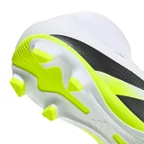 Championes de fútbol Adidas Predator Club con diseño de botín, color blanco con detalles en negro y amarillo neón. Presenta el logo de Predator en el lateral y suela con tapones para césped natural.