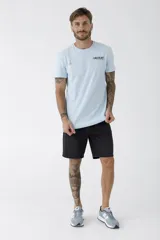 Remera celeste de corte clásico con cuello redondo y manga corta. Estampado pequeño en el pecho.