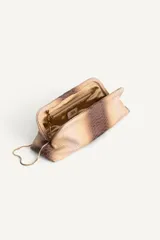Bolso tipo pouch con textura de piel de serpiente en tonos degradados de rosado y bordó. Cuenta con una cadena dorada extraíble y cierre superior mediante clip.