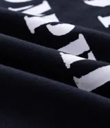 Remera de manga corta y cuello redondo, confeccionada en mezcla de algodón y poliéster. Presenta un diseño estampado con el lettering 'Pink Floyd Pompeii' en el frente.