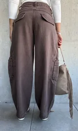 Jean de corte barrel color chocolate, con diseño cargo que incluye bolsillos laterales amplios. Presenta tiro medio y costuras reforzadas en las piernas.