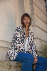 Tapado de lana con estampado animal print de leopardo, corte recto y solapas clásicas.