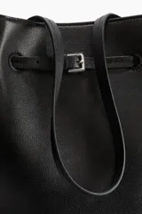 Bolso negro tipo shopper con doble asa larga y ajuste superior con cordón y hebilla.