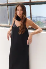 Vestido largo negro de satén con tirantes finos y escote en V.