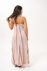 Vestido largo a rayas verticales en tonos rosados, marrones y blancos, con tirantes finos y escote en V.