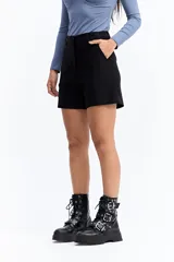 Short de tiro medio con silueta estructurada y corte limpio, confeccionado en tela con spandex para mayor comodidad.