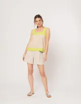 Top fucsia de lino con breteles anchos y diseño de franjas combinadas en rojo.