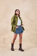 Sobrecamisa verde militar de lino y viscosa, corte oversize, con cuello camisero, cierre frontal con botones, mangas largas con puños abotonados, dos bolsillos de parche con solapa en el pecho y ruedo recto.