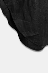 Pantalón de tiro medio confeccionado en lino, con cintura elástica ajustable mediante cordones. Presenta un diseño de pernera ancha con bajo redondeado y aberturas laterales.