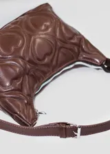 Cartera hobo negra de cuero sintético acolchado con diseño de corazones y logo plateado de Vivienne Westwood al frente.