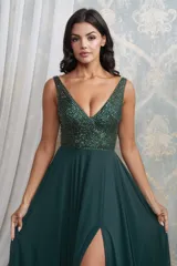Vestido largo de fiesta color verde esmeralda, con cuerpo sin mangas bordado en lentejuelas y cuentas, escote en V y falda fluida con tajo lateral profundo.