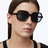 Lentes de sol con montura oversized de forma cuadrada y cantos suavizados. Cuentan con lentes polarizadas de color negro y protección UV400.