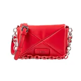 Bandolera roja de símil cuero acolchado con formato rectangular y solapa. Cuenta con detalles de cadena decorativa roja en el frente, herrajes plateados, correa regulable y un bolsillo interno con cierre y otro abierto.