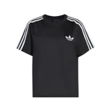Remera Adidas de cuello redondo y manga corta, color negro con las icónicas tres tiras blancas en los hombros y mangas, y logo del trébol bordado en el pecho.