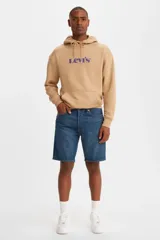 Bermuda de jean azul con corte recto, tiro medio y cierre con botones.