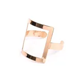Brazalete dorado con forma geométrica cuadrada y abertura en la parte posterior para ajustar a la muñeca.