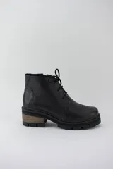 Borcego color suela de cuero con plataforma tractorada, cordones y cierre lateral.