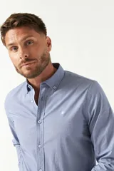 Camisa celeste de algodón con corte slim fit y logo bordado en el pecho.