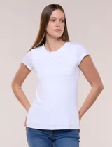 Remera básica blanca de manga corta, con calce al cuerpo, cuello redondo y frente forrado en doble tela.