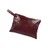 Sobre de cuero negro con textura tipo croco, cierre superior con cremallera y tira de cuero para la muñeca.