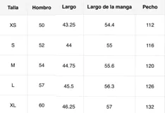 Sweater corto color crema, tejido a crochet con diseño calado y mangas acampanadas. Presenta flecos en el ruedo.