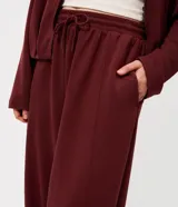 Pantalón balloon de modal color bordó, de corte amplio en las piernas con botamangas ajustadas, cintura con cordón ajustable y bolsillos funcionales.